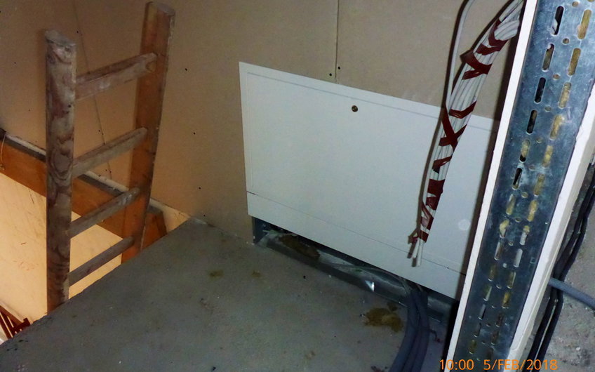 Gips-Karton-Wand mit eingebautem weißen Metallkasten.