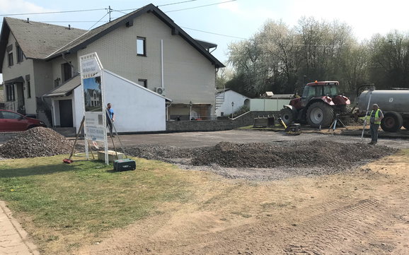 Für den Untergrund der Bodenplatte ist eine ebene Fläche aus einer feinen Steinschicht nötig.