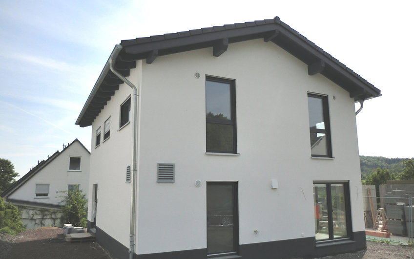 Ergänzend zur Wohnraumlüftung wurden die Lüftungsklappen montiert.