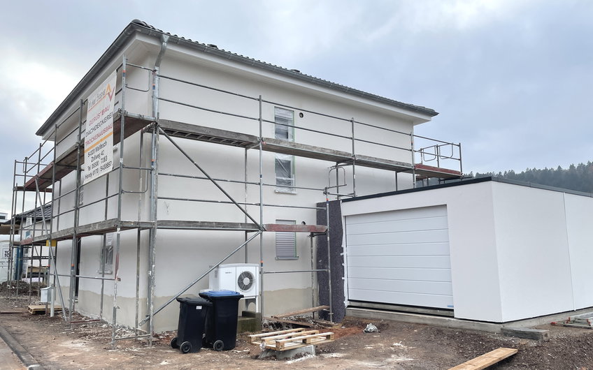 Die Garage wurde geliefert und aufgestellt.