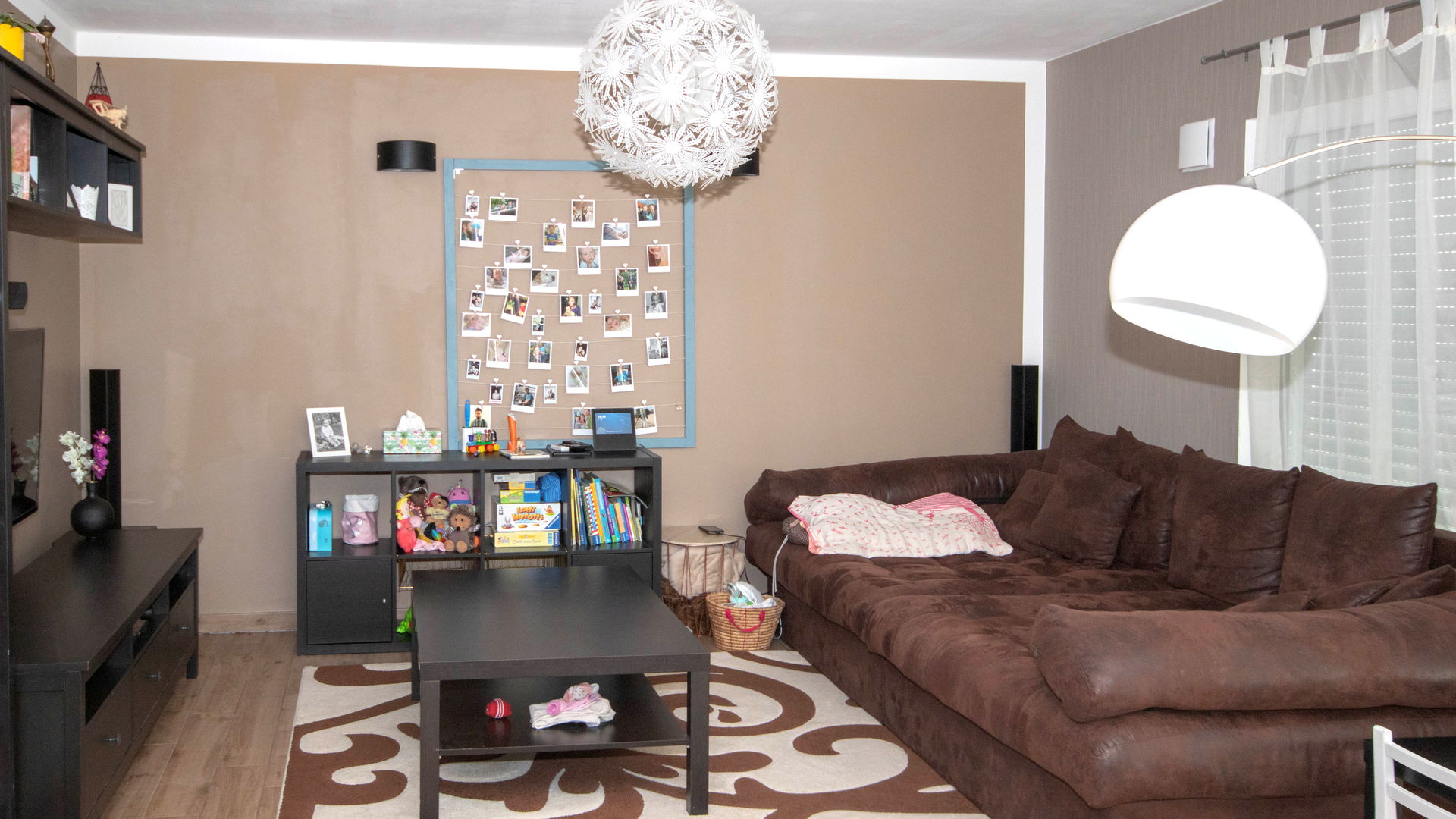Wohnzimmer in Erdfarben mit brauner Couch und beigem Teppich in Kern-Haus Luna in Fuchshain
