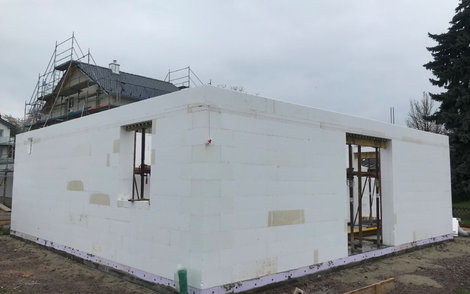 Erdgeschosswände der individuell geplanten Kern-Haus-Stadtvilla Mateo in Sasbach