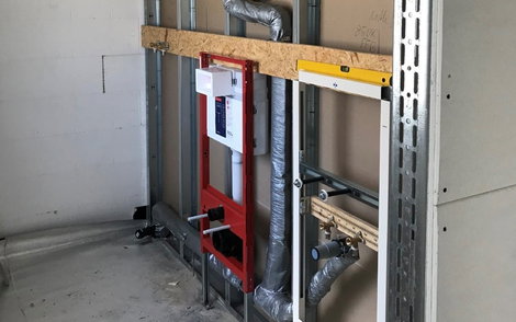 Sanitärrohmontage in der individuell geplanten Kern-Haus-Stadtvilla Mateo in Sasbach