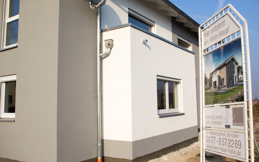 Bauschild vor Kern-Haus Vero