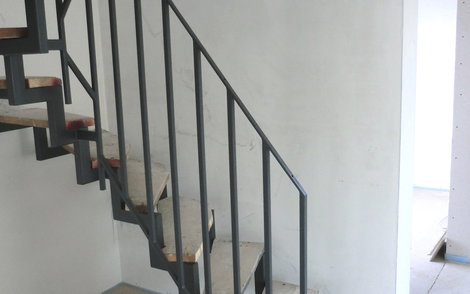 Das Treppengeländer konnte bereits gestrichen werden.