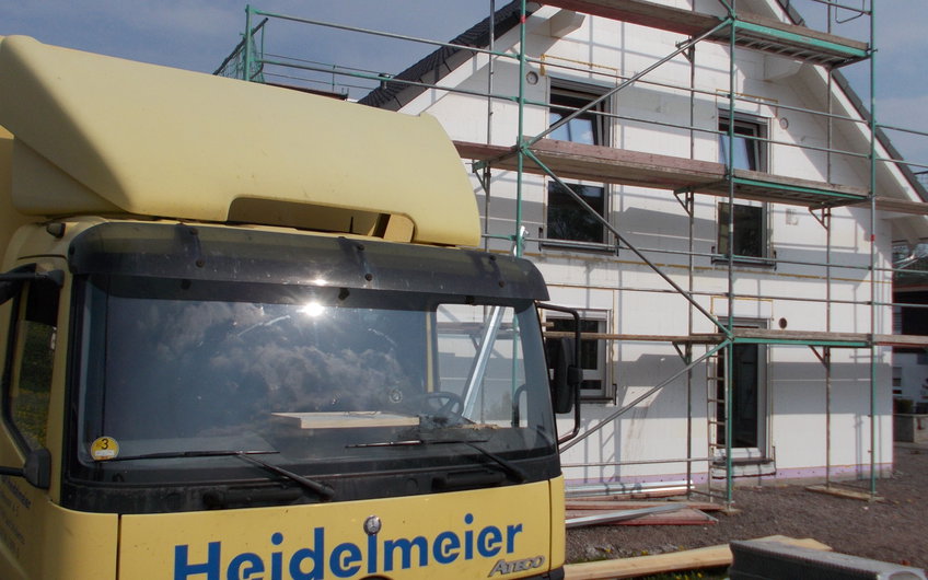 Heidelmeier-LKW vor dem Familienhaus Signum von Kern-Haus in Einselthum