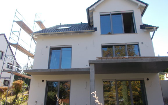 Gartenseite des frei geplanten Einfamilienhauses von Kern-Haus in Bad Dürkheim ohne Gerüst