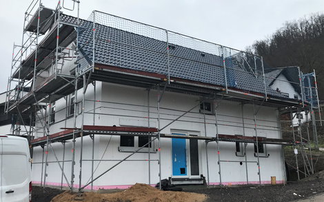 Die Fenster und Haustür wurden eingebaut.