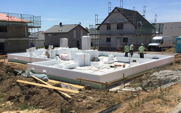 Bau des DuoTherm-Mauerwerks des individuell geplanten Bungalows Balance von Kern-Haus in Weinolsheim