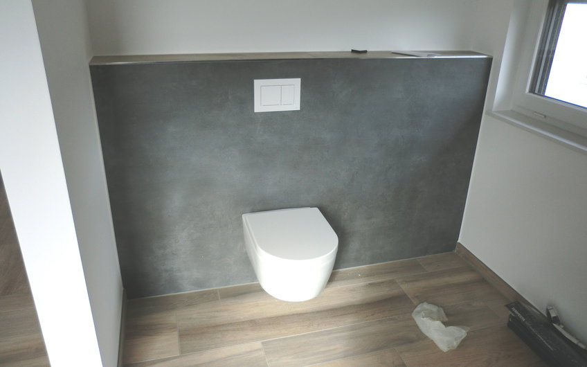 Das Wand-WC wurde aus hochwertigem Material hergestellt, das eine einfache Reinigung und Wartung ermöglicht. 