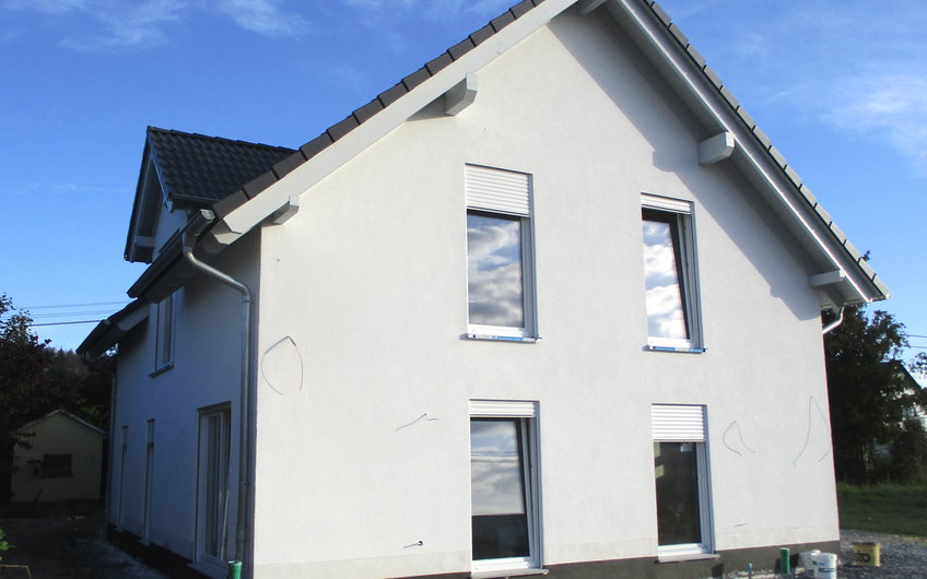 Die Außenfassade erstrahlt im Sonnenlicht.
