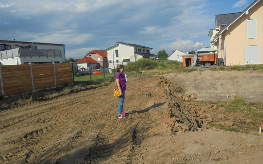 Bauherrin am Grundstück für das individuell geplante Einfamilienhaus Luna von Kern-Haus in Dettenheim