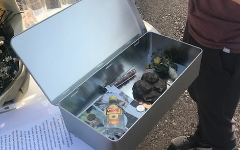 Persönliche Erinnerungen und Gegenstände werden in die Box gelegt.