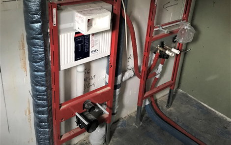 Die Vorwandmodule im Sanitärbereich wurden installiert.