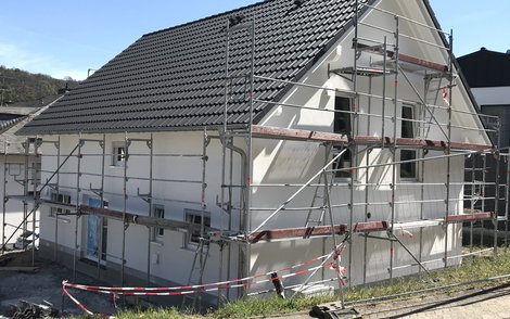 Auf das DuoTherm-Mauerwerk wurde der Außenputz aufgetragen.