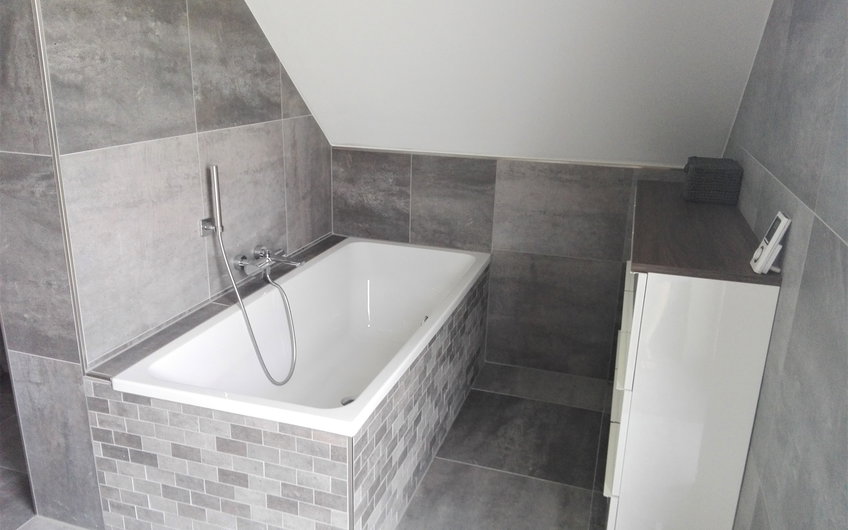 Badewannenbereich im Badezimmer des individuell geplanten Einfamilienhauses Signum von Kern-Haus in Einselthum