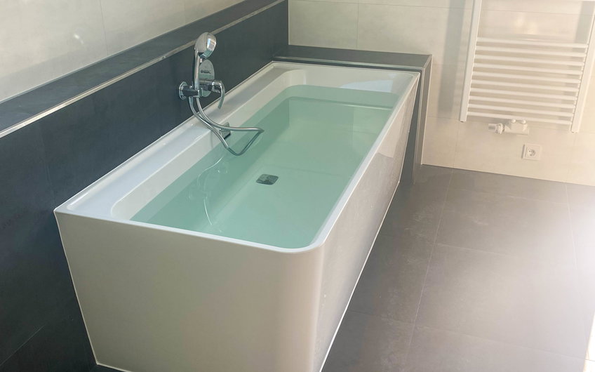 Fliesenlegearbeiten an Badewanne in Kern-Haus Trend in Eilenburg