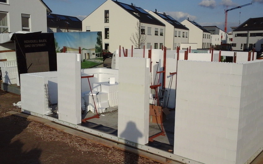 Erdgeschosswände des individuell geplanten Einfamilienhauses Luna von Kern-Haus in Ludwigshafen aus DuoTherm-Elementen