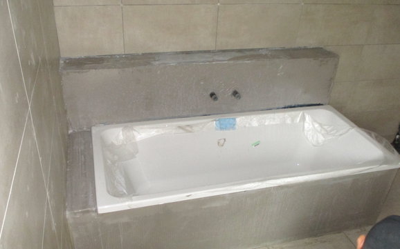 Die eckige Badewanne wurde gesetzt.