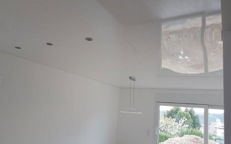 Lackspanndecke in Küche und Esszimmer in der individuell geplanten Doppelhaushälfte Twin XL von Kern-Haus in Bammental