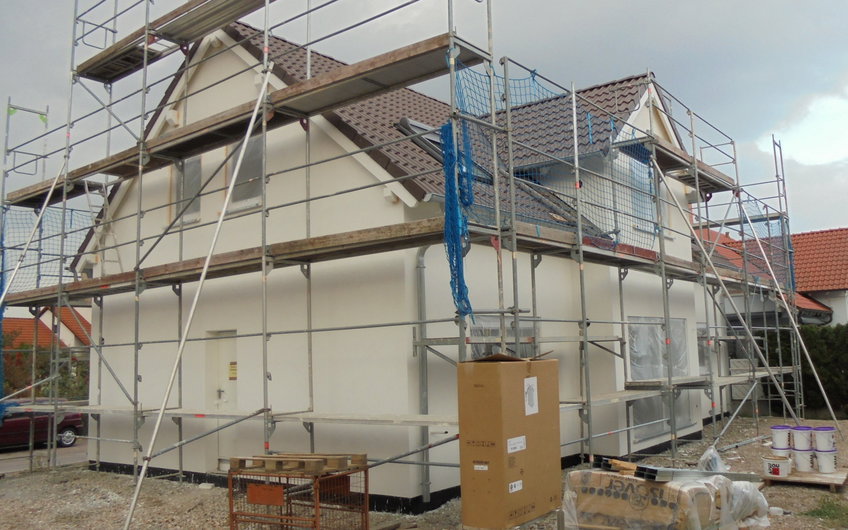 Fertig verputzte Außenfassade des individuell geplanten Einfamilienhauses Aura von Kern-Haus in Wachenheim