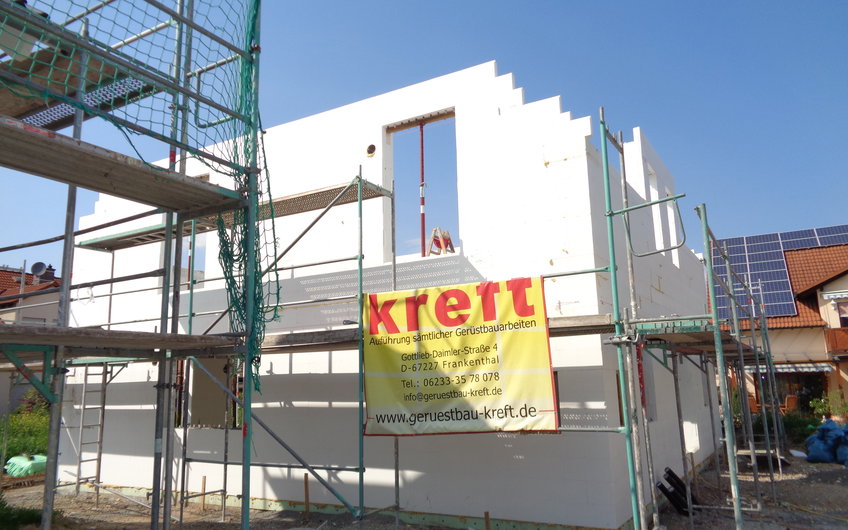 Rohbau des frei geplanten Einfamilienhauses von Kern-Haus in Römeberg ohne Dach