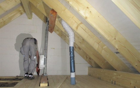Der Dachboden wird mit Holzdielen ausgelegt.