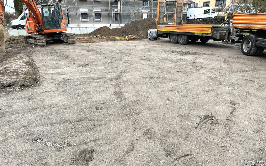 Die Baufahrzeuge stehen bereit, um Mutterboden abzutragen und gegen eine Gesteinsschicht auszutauschen.