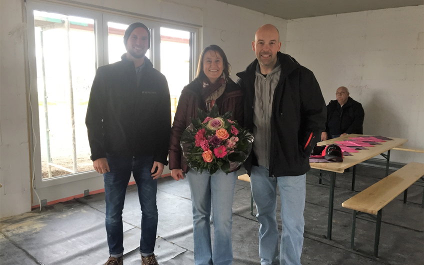 Bauherrenpaar und Bernd Laatz beim Rohbaufest im individuell geplanten Einfamilienhaus Luna von Kern-Haus in Dettenheim