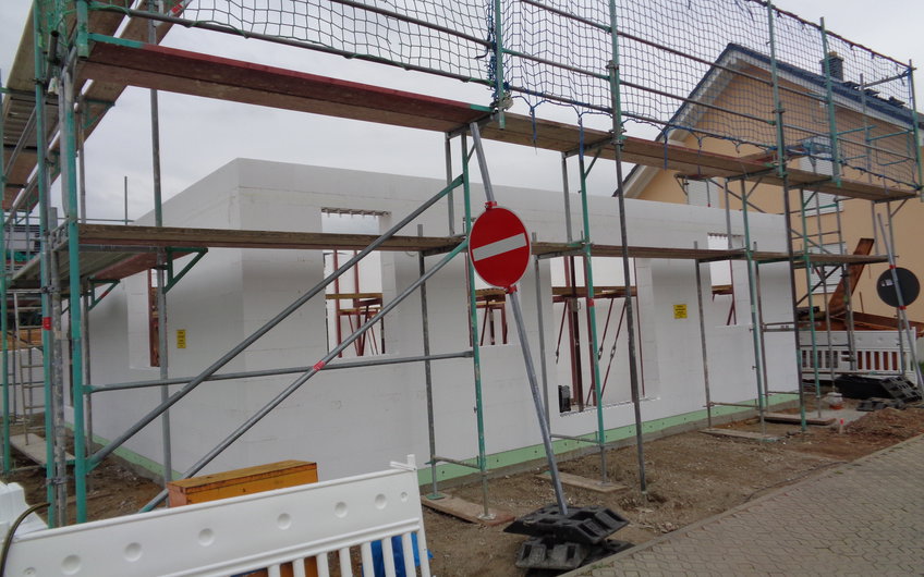 Fertige Erdgeschosswände des individuell geplanten Einfamilienhauses Luna von Kern-Haus in Dettenheim