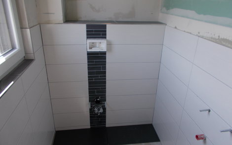 Wandfliesen im Gäste-WC im individuell geplanten Einfamilienhaus Luna von Kern-Haus in Dettenheim