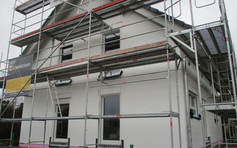 Bodentiefe Kunststofffenster lichtdurchfluten die Räume.