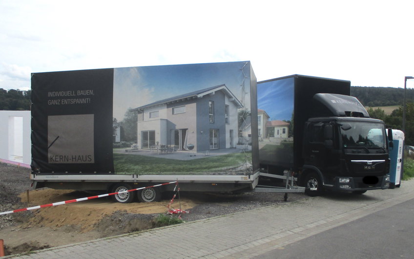 Mit firmeneigenen Fahrzeugen werden Baumaterial und DuoTherm-Elemente auf die Baustelle geliefert.