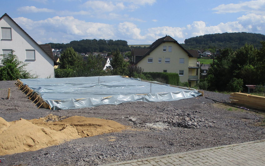Die Bodenplatte wurde betoniert und sorgt zukünftig für die nötige Standfestigkeit des Hauses.