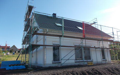 Gartenseite des Einfamilienhauses Signum von Kern-Haus in Einselthum mit Gerüst