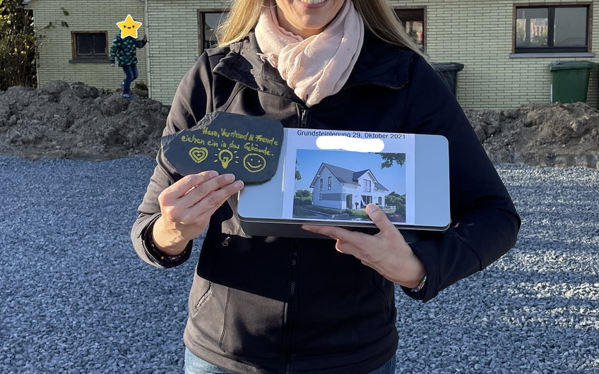 Stolz präsentiert die Bauherrin ihre befüllte Grundsteinbox.
