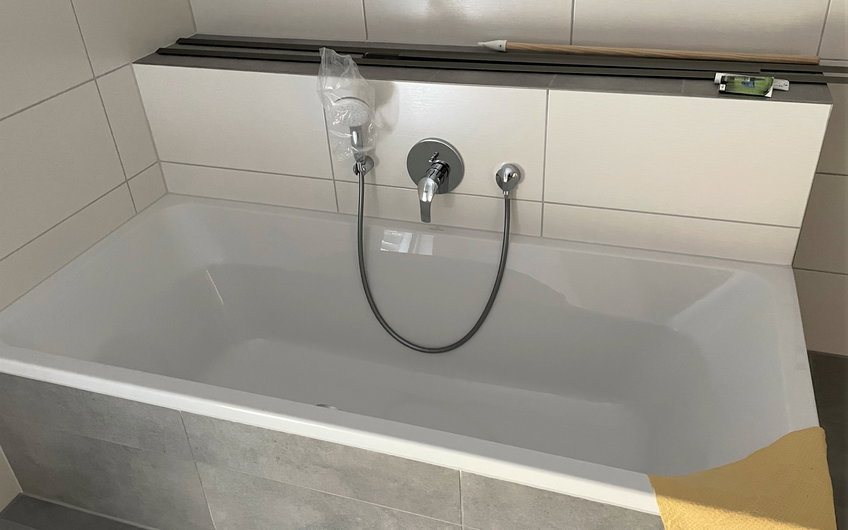 Die Badewannenarmatur wurde montiert.