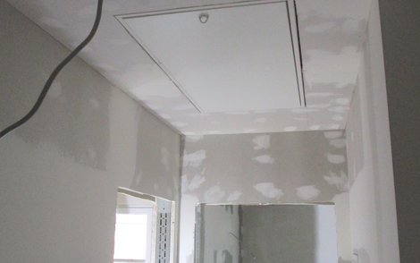 Die Dachbodenluke schließt bündig mit der Decke.