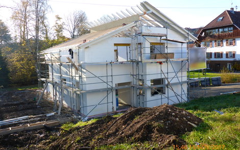 Straßenansicht Rohbau Giebelseite mit versetztem Baukörper und versetztem Pultdach.