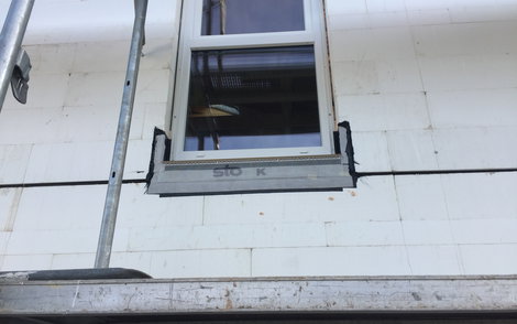 Sicht auf Rohbau-Einbau Fenster von Kern-Haus Cara in Magdeburg