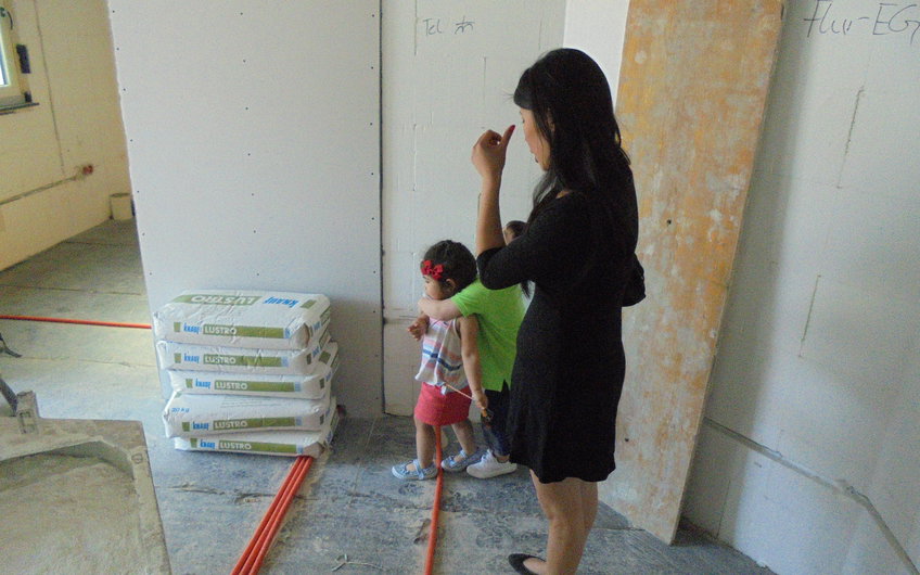 Bauherrin mit Nachwuchs auf der Baustelle des individuell geplanten Einfamilienhauses Luna von Kern-Haus in Ludwigshafen