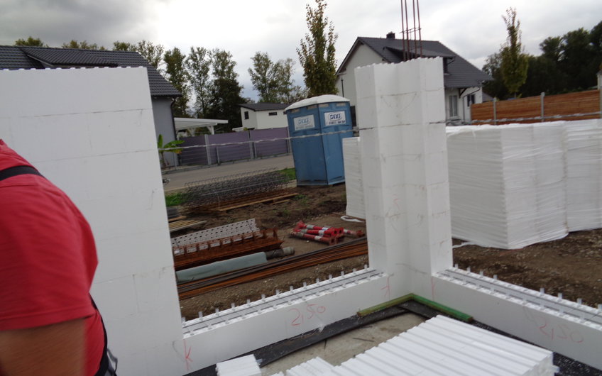 Bau der Erdgeschosswände für das individuell geplante Einfamilienhaus Luna von Kern-Haus in Dettenheim