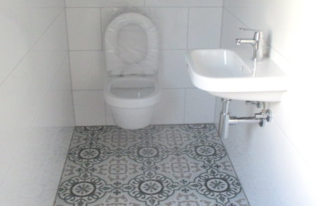 In der Gästetoilette konnten bereits das WC und Waschbecken befestigt werden.