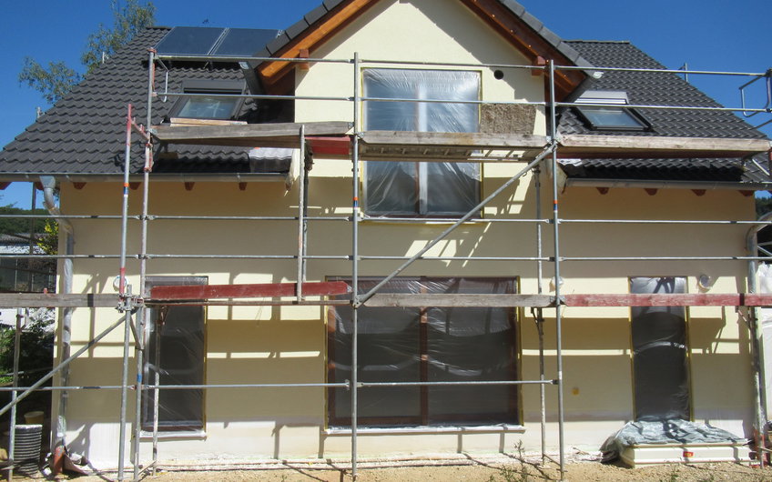 Am Kern-Haus wird der Unterputz für den Außenputz angebracht.