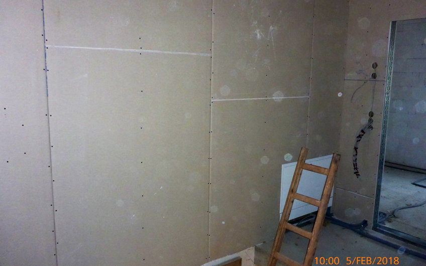 Gips-Karton-Wand im Flur.