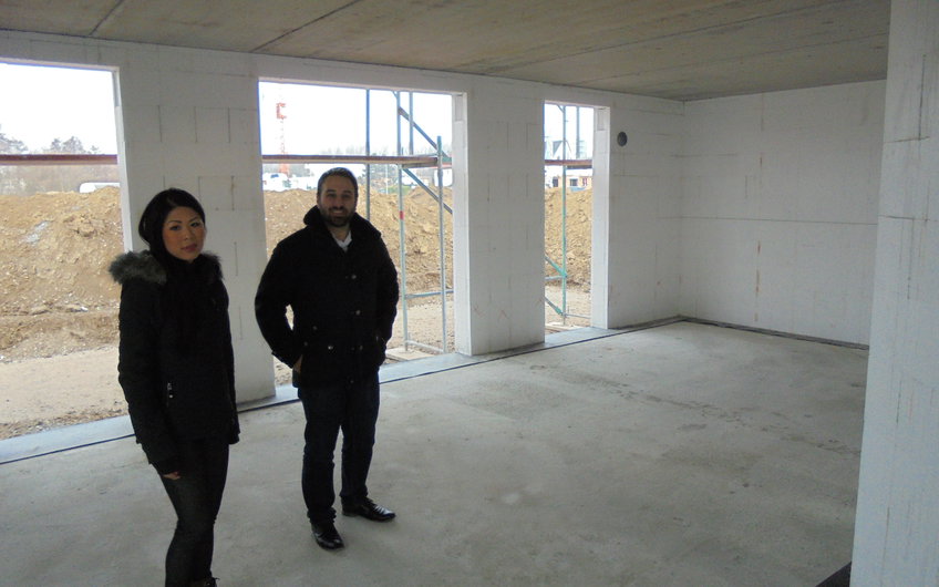 Bauherrenpaar bei Besichtigung des Rohbaus des individuell geplanten Einfamilienhauses Luna von Kern-Haus in Ludwigshafen