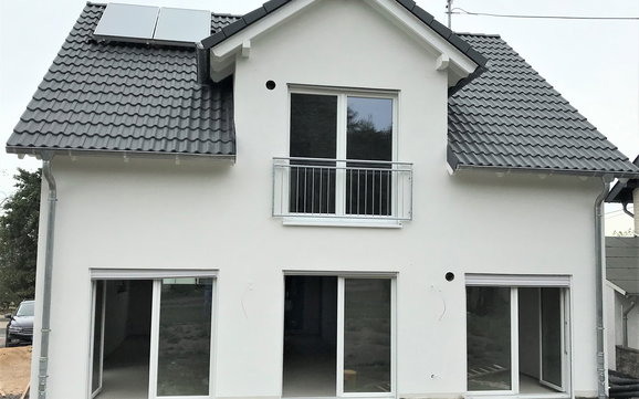 Am Haus Trend wurde im Obergeschoss ein französischer Balkon aus Edelstahl angebracht.