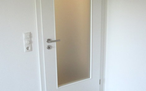 Hochwertige Innentüren in klassischem Weiß konnten bereits montiert werden.