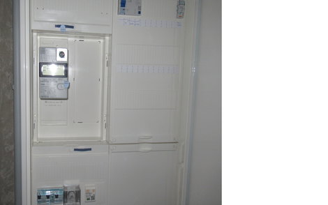 In dem Schaltkasten werden die elektrischen Sicherungen montiert.