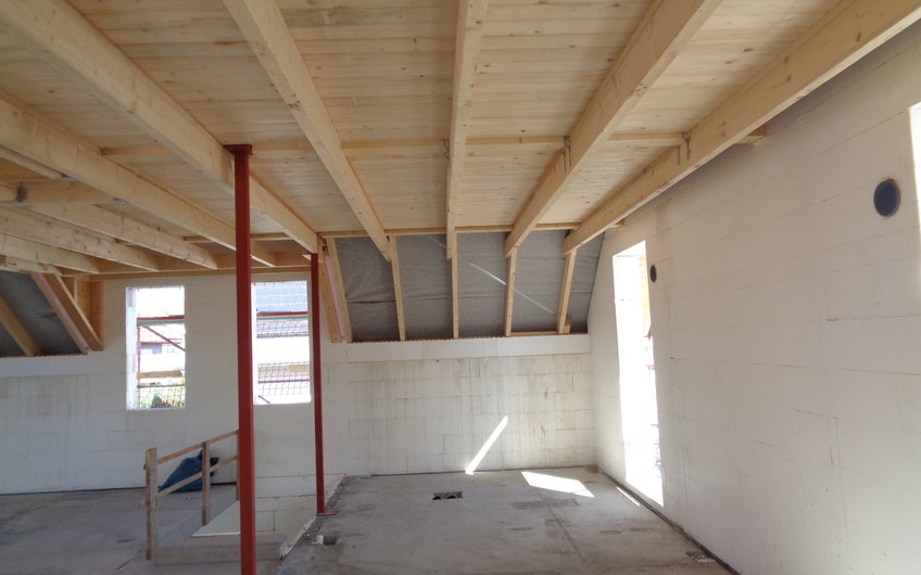 Innenansicht des Dachstuhls des frei geplanten Einfamilienhauses von Kern-Haus in Römerberg